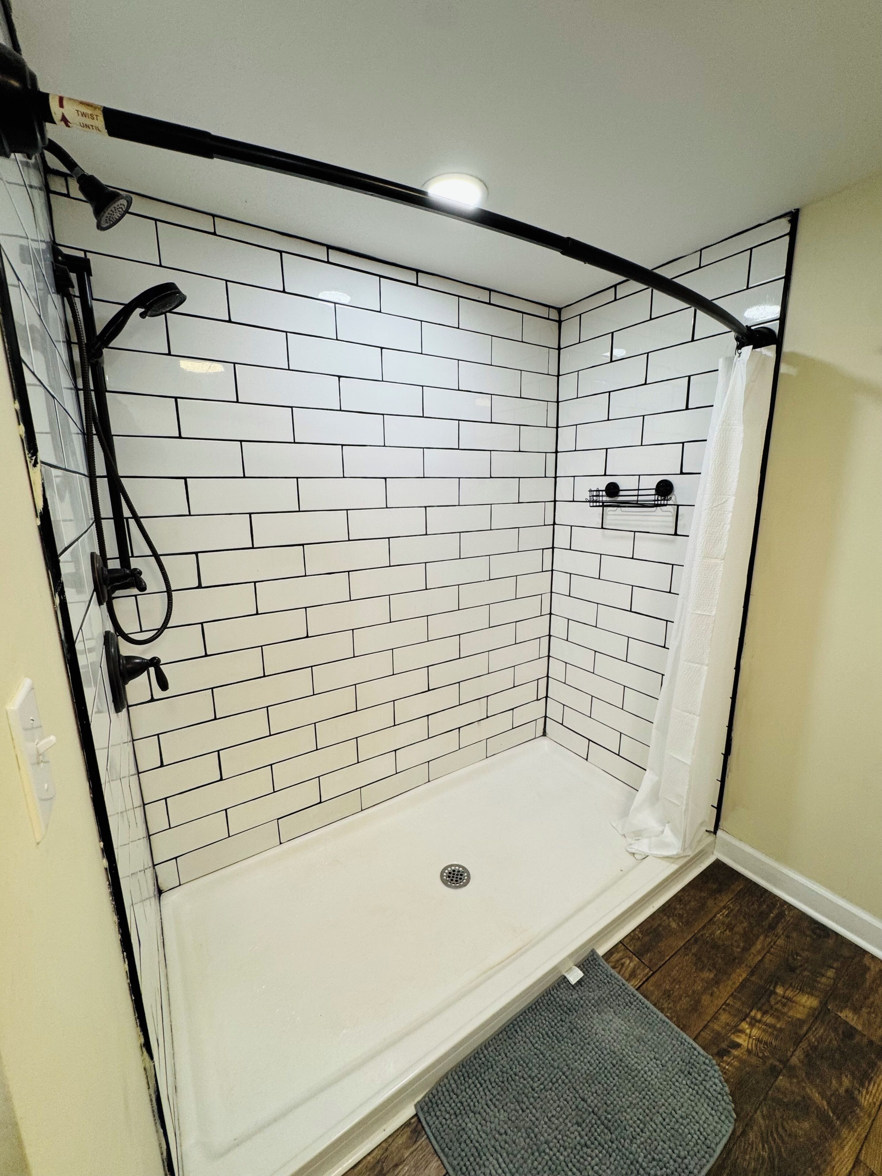 Douche, baignoire à remous, serviettes fournies, papier de toilette