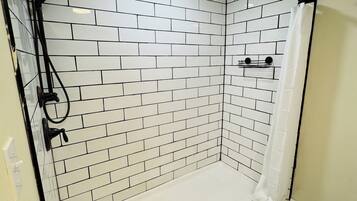 Douche, baignoire à remous, serviettes fournies, papier de toilette