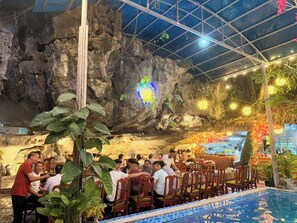Bungalow Deluks, pemandangan kebun | Tempat makan outdoor