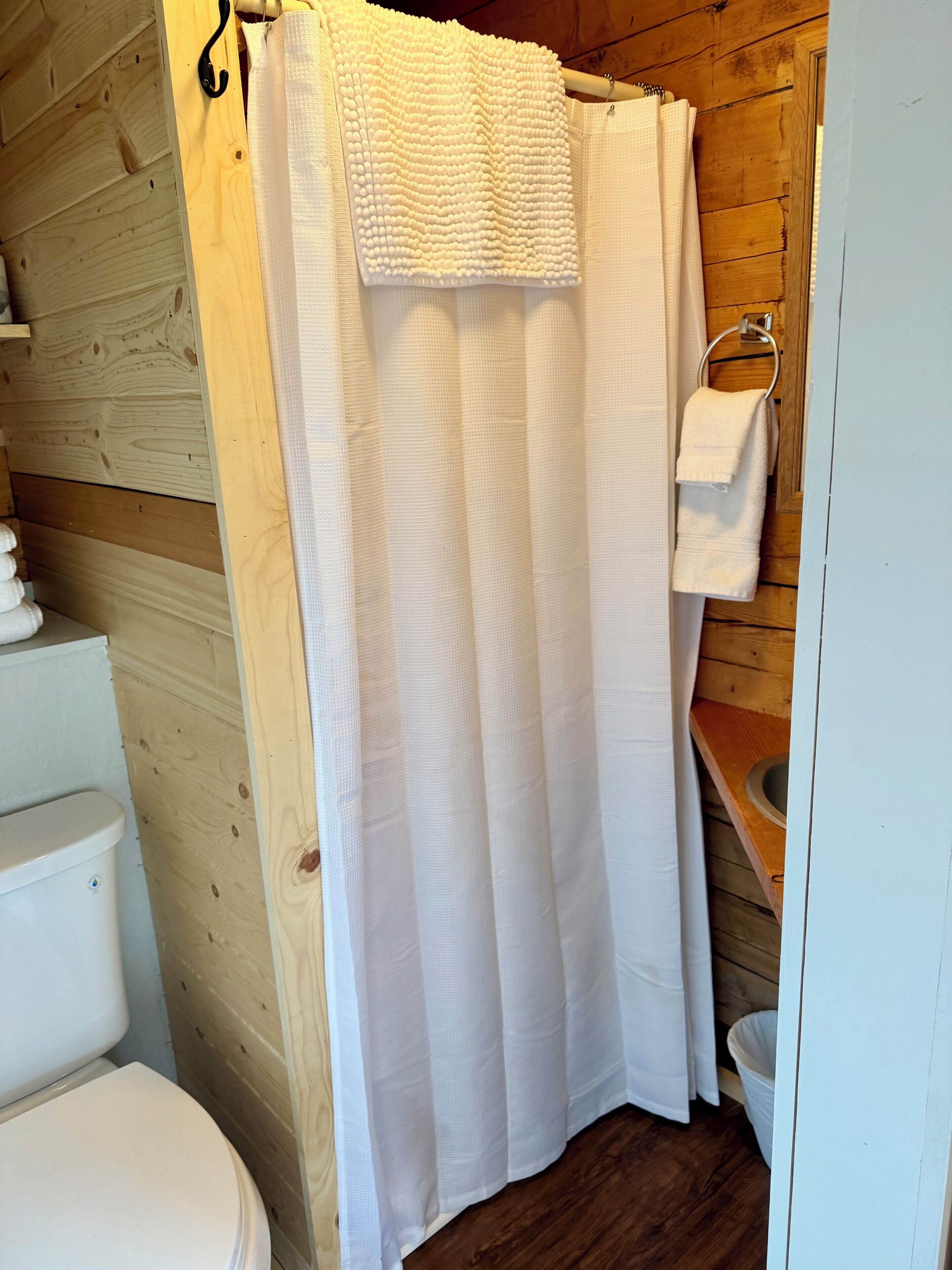 Douche, serviettes fournies, savon, papier toilette
