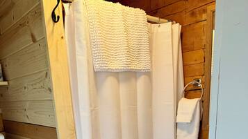 Douche, serviettes fournies, savon, papier toilette
