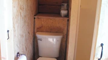 Een douche, handdoeken, zeep, toiletpapier