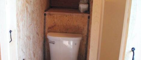 Dusche, HandtĂŒcher, Seife, Toilettenpapier