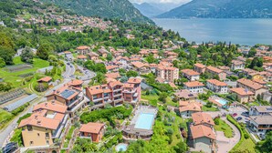 A residential area with houses, a swimming pool, and a view of a lake. - Magical Menaggio Vista (Menaggio)