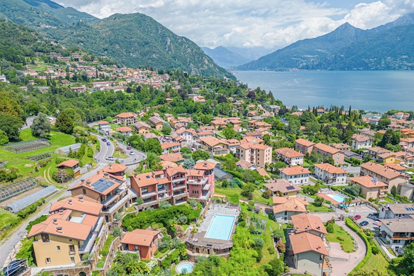 A residential area with houses, a swimming pool, and a view of a lake.