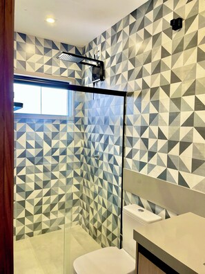 Secadora de cabello, toallas, jabón, papel de baño 