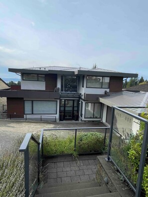 Exterior - Room-brand new 2 Bedrooms (District of North Vancouver)