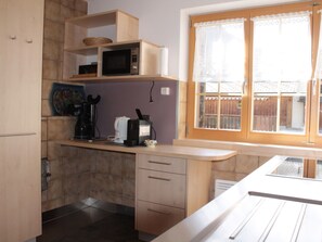 Kühlschrank, Mikrowelle, Ofen, Kochgeschirr/Geschirr/Besteck