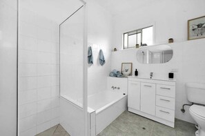 Serviettes fournies, savon, papier toilette