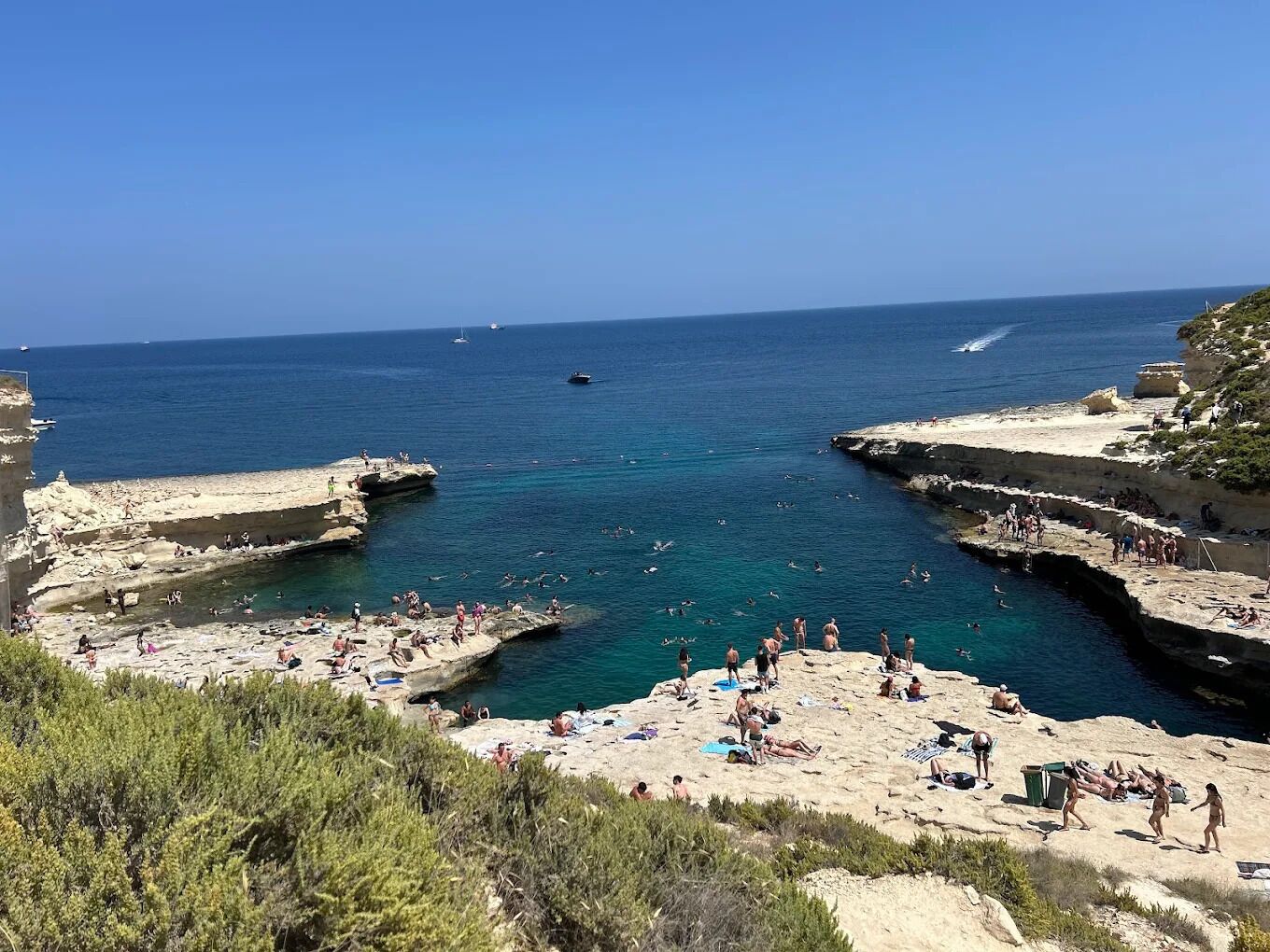 Nära stranden och solstolar