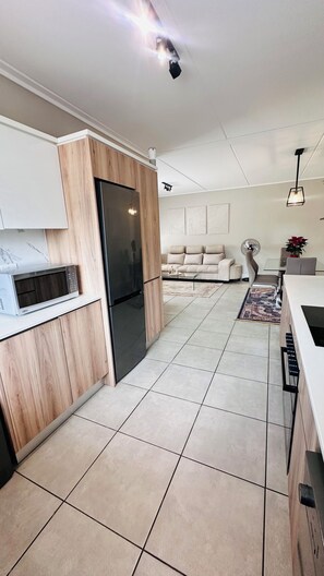 Private kitchen -     Modern 3BR Luxury Apartment | Close to Mall of Africa + lagoon (Midrand)
