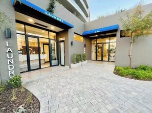 Exterior detail -     Modern 3BR Luxury Apartment | Close to Mall of Africa + lagoon (Midrand)