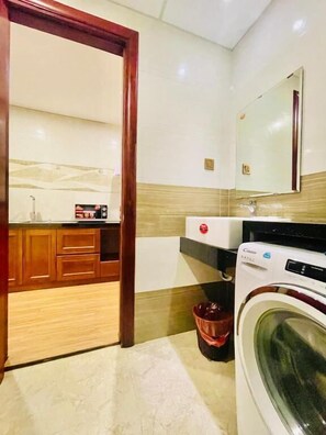 Standard Studio, City View | Bathroom - Seven Sea Villa Hotel & Apartment (Da Nang)