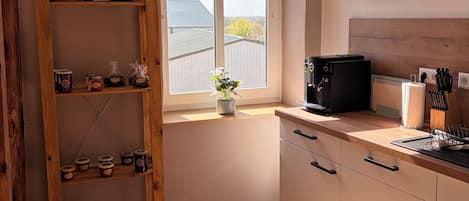 Réfrigérateur, four à micro-ondes, un four, surface de cuisson
