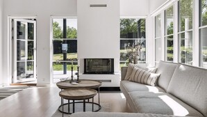 Fernseher, Kamin, Tischfußball, Tischtennisplatte