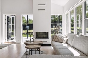 Fernseher, Kamin, Tischfußball, Tischtennisplatte