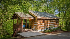Exterior - Private Couples Spa Retreat! Hot Tub, Sauna, Jacuzzi, 5 Min to Pigeon Forge (Sevierville)