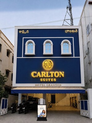 Et hotelskilt med 'Carlton Suites' og 'Hotel Granton' skrevet på.