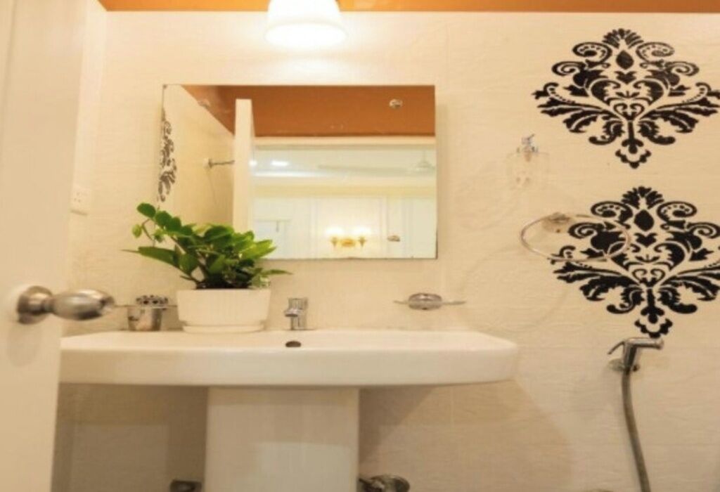 Chambre avec lits jumeaux | Salle de bain