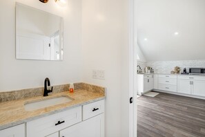 Apartment | Internet - Scenic 4BR w Deck Farm Views Free Tix (Fairview)