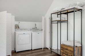 Apartment | Internet - Scenic 4BR w Deck Farm Views Free Tix (Fairview)