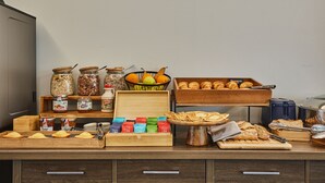 Un ricco buffet per la colazione con diverse pietanze e condimenti.
