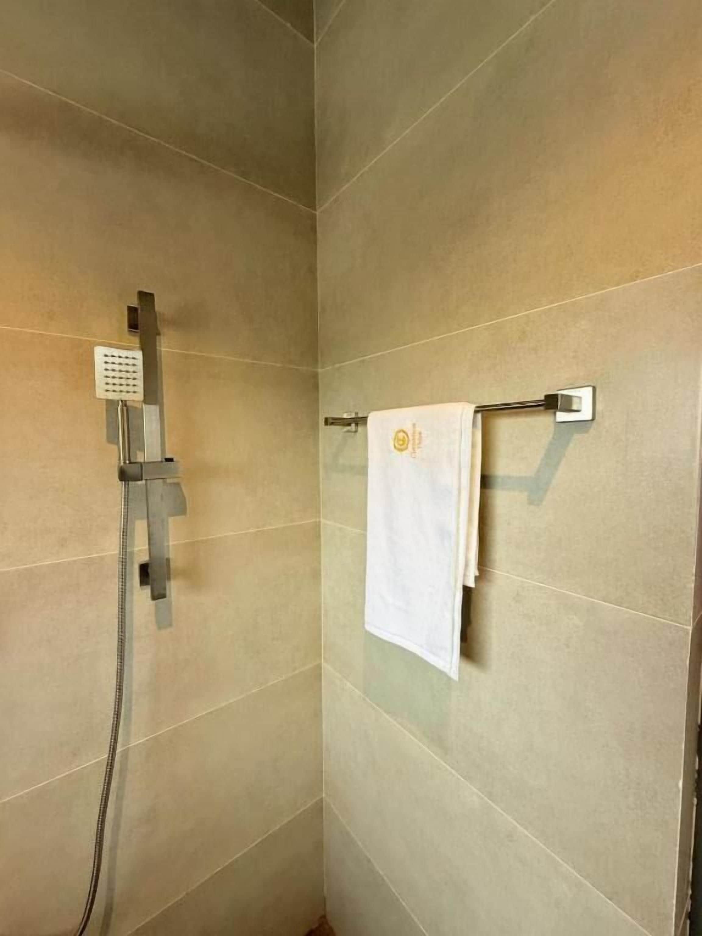 Handuk, sabun, sampo, dan tisu toilet