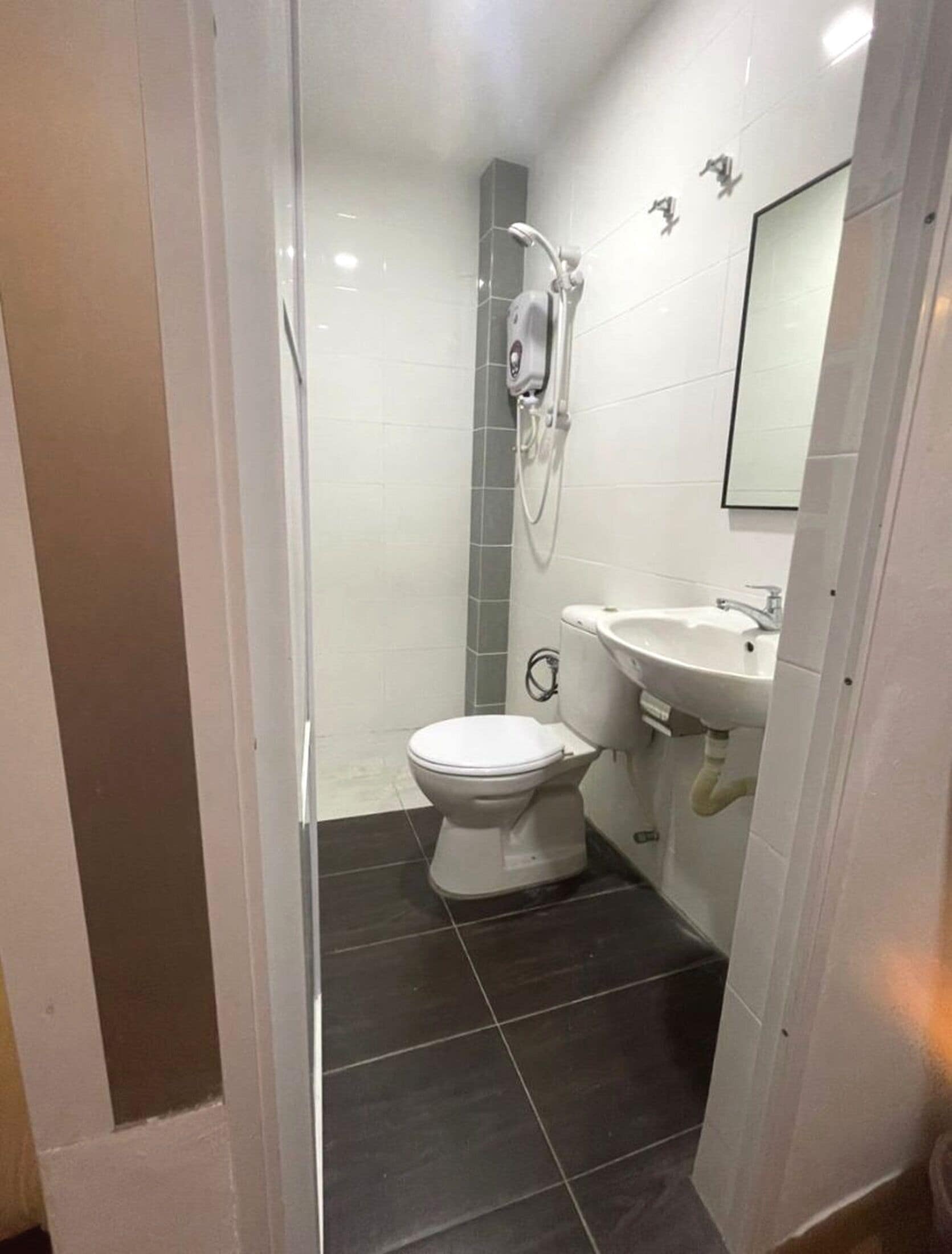 Shower, rainfall showerhead, free toiletries, towels