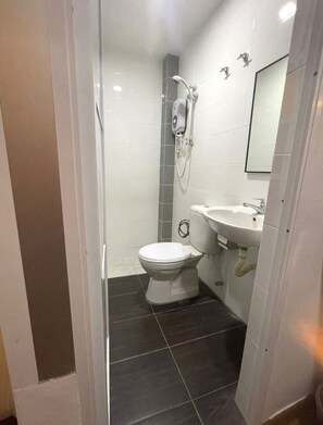 Shower, rainfall showerhead, free toiletries, towels