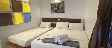 Deluxe Triple Room | Laptop workspace, free WiFi, bed sheets