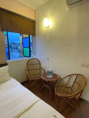 Espacio para trabajar con laptop, wifi gratis y ropa de cama 