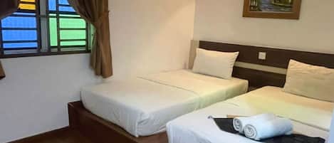Deluxe Twin Room | Laptop workspace, free WiFi, bed sheets