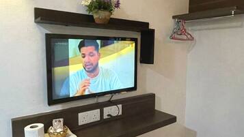 Deluxe Twin Room | Laptop workspace, free WiFi, bed sheets