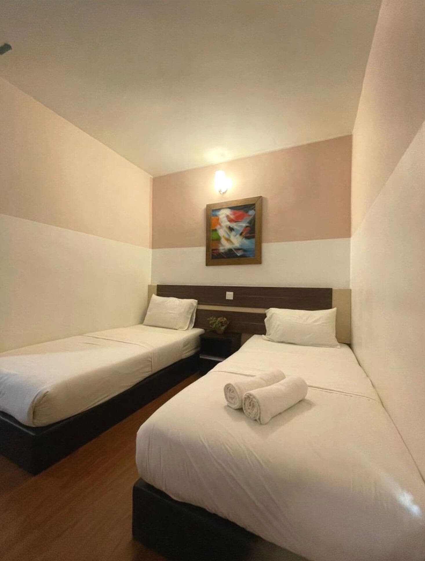 Deluxe Single Room | Laptop workspace, free WiFi, bed sheets