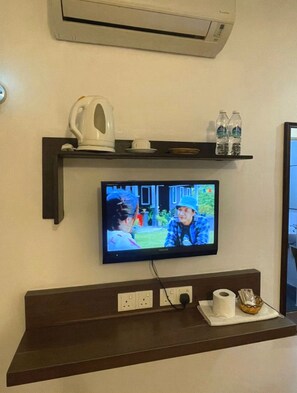 Deluxe Single Room | Laptop workspace, free WiFi, bed sheets