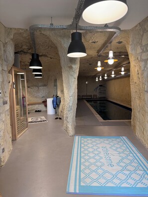 Pool - Vrbo Property (Marçay)