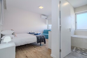 Desk, iron/ironing board, Internet, bed sheets - GuestReady - Pepper of the Sea (Lagoa)