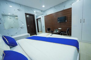 Luxury Double Room | Desk, laptop workspace, free WiFi - Sri Sai Saara Inn (Bengaluru)