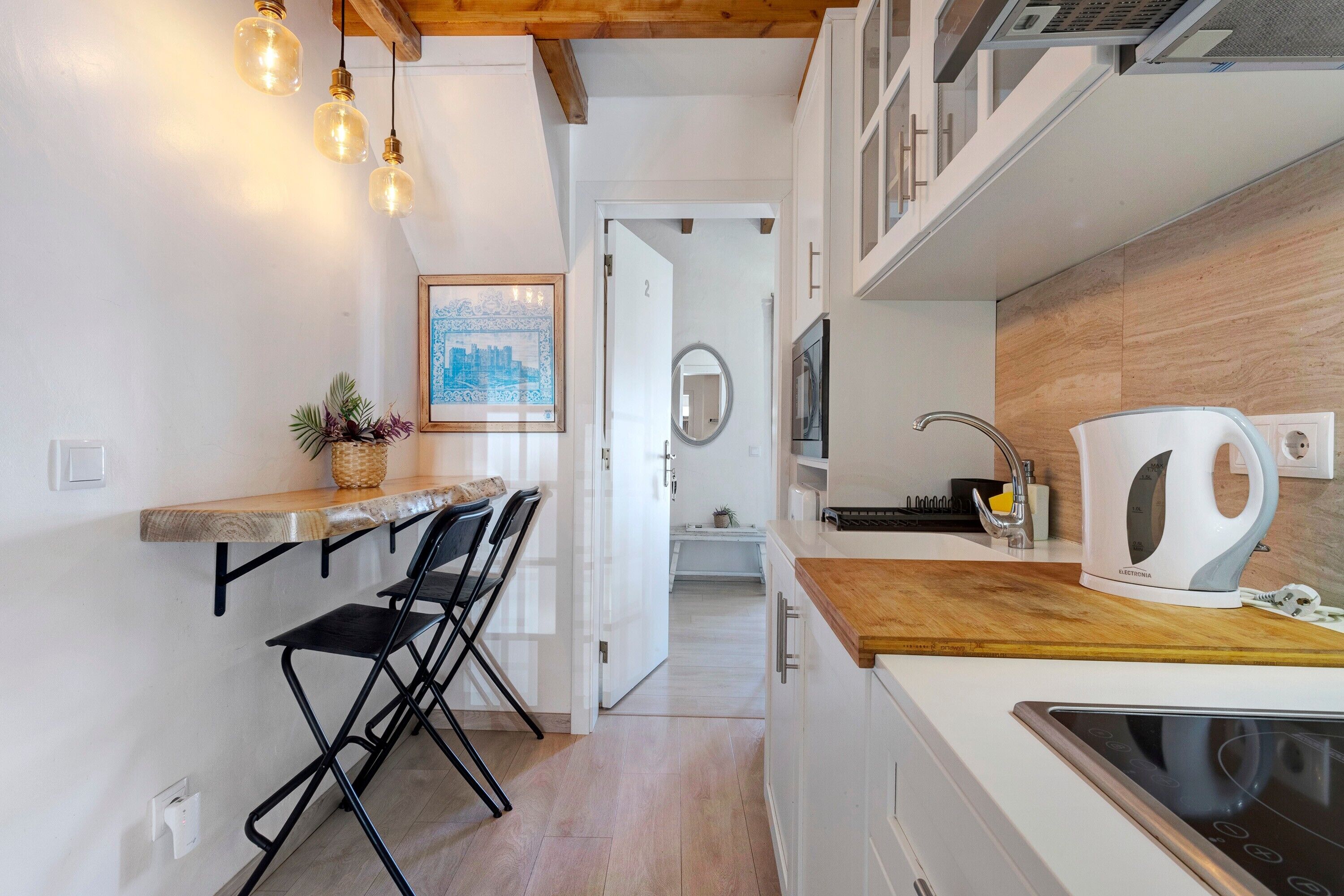 Frigorífico, placa de cocina, cafetera o tetera y hervidor eléctrico