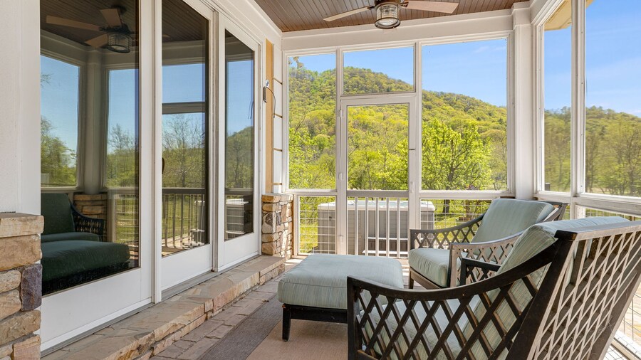Scenic 4BR w Deck Farm Views Free Tix