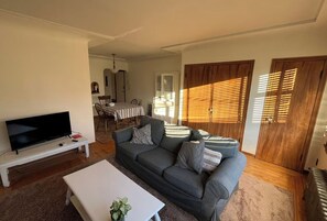 Living area - Rustic Haven in the Heart of Kits (Vancouver)