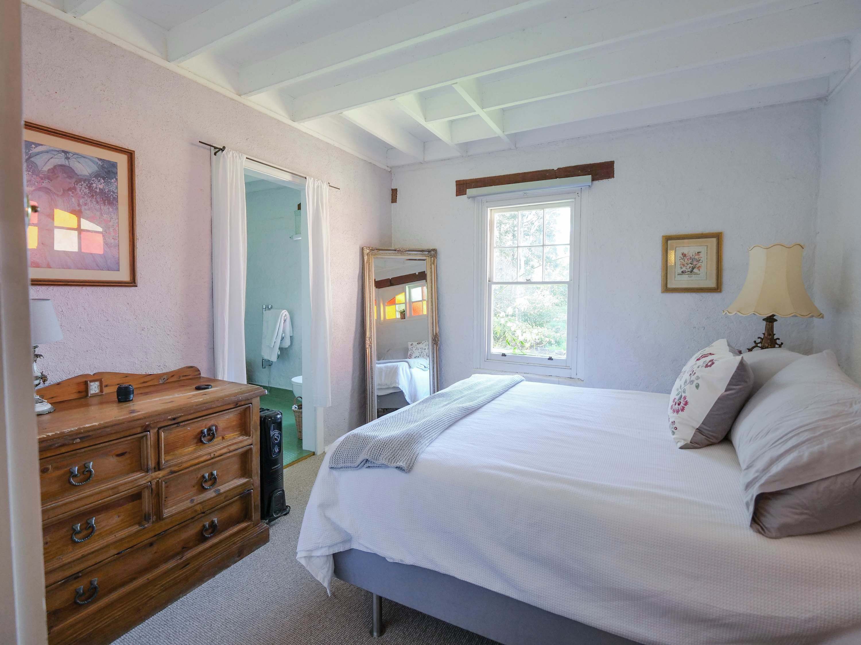 5 bedrooms, iron/ironing board, WiFi, bed sheets