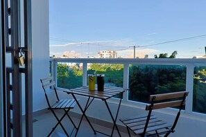Outdoor dining - The Duo by Suarez Properties | Jacuzzi & BBQ (Playa Juan Dolio)