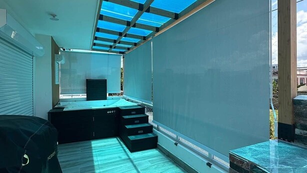 A modern rooftop terrace with a glass ceiling, a seating area, and a view of the cityscape. - The Duo by Suarez Properties | Jacuzzi & BBQ (Santo Domingo Este)