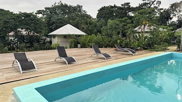 Piscina externa, funciona das 8h30 às 20h30, espreguiçadeiras