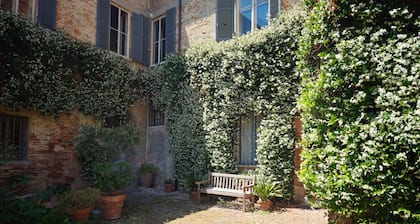 Dimora Castracane - House in historic building from 1400 with cloister, balcony and private parking space