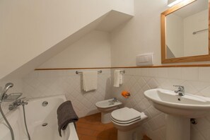 Doccia, asciugacapelli, bidet, asciugamani