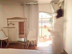 3 bedrooms, travel cot, free WiFi, bed sheets