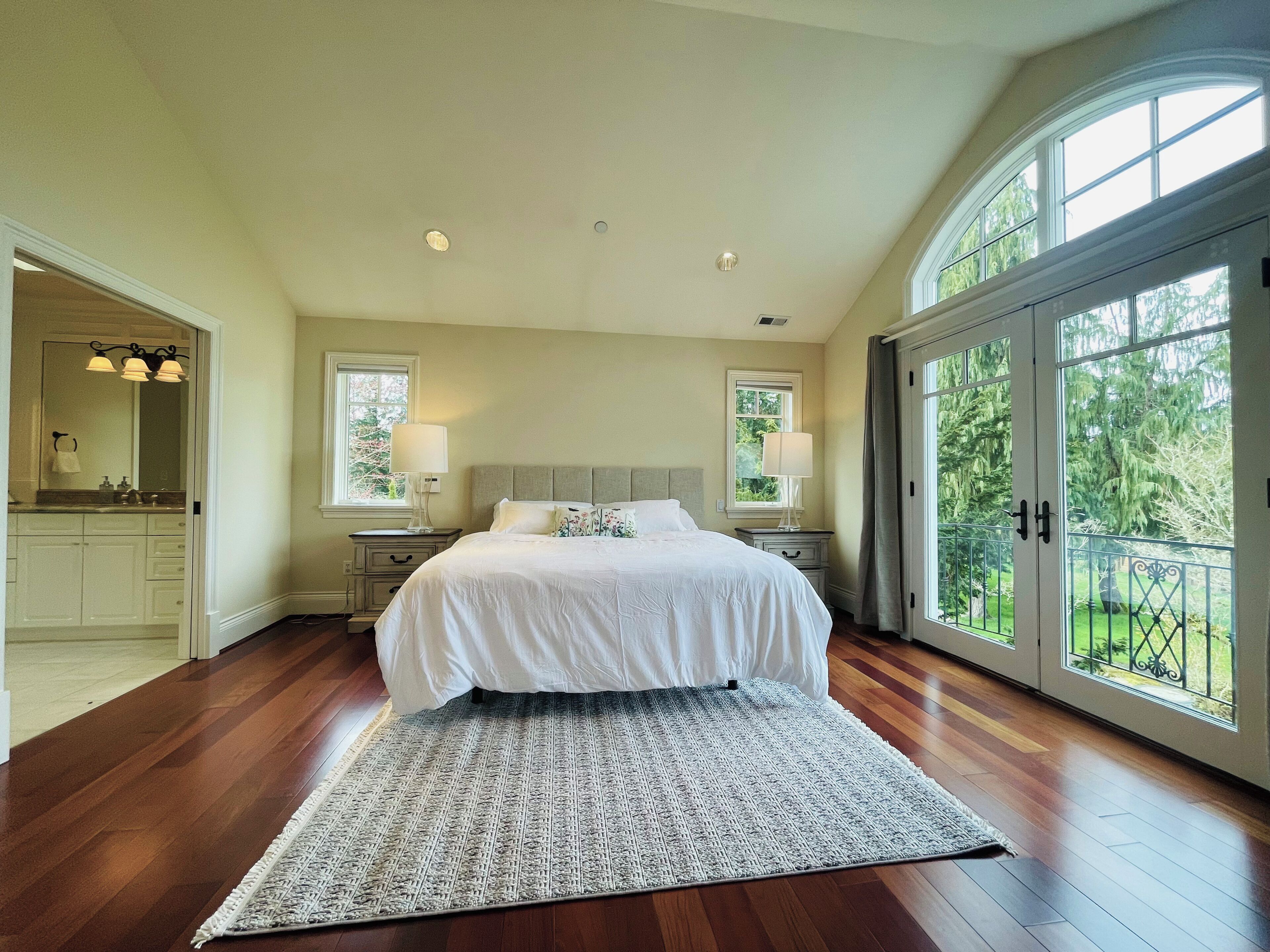 6 habitaciones, tabla de planchar con plancha, internet y ropa de cama 