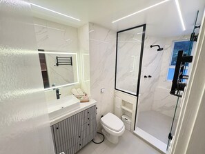 Chuveiro, secador de cabelo, toalhas de banho, sabonete